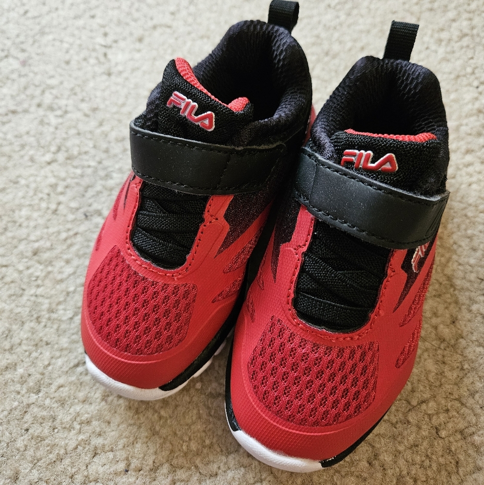 Toddler 6c black & red Fila sneakers